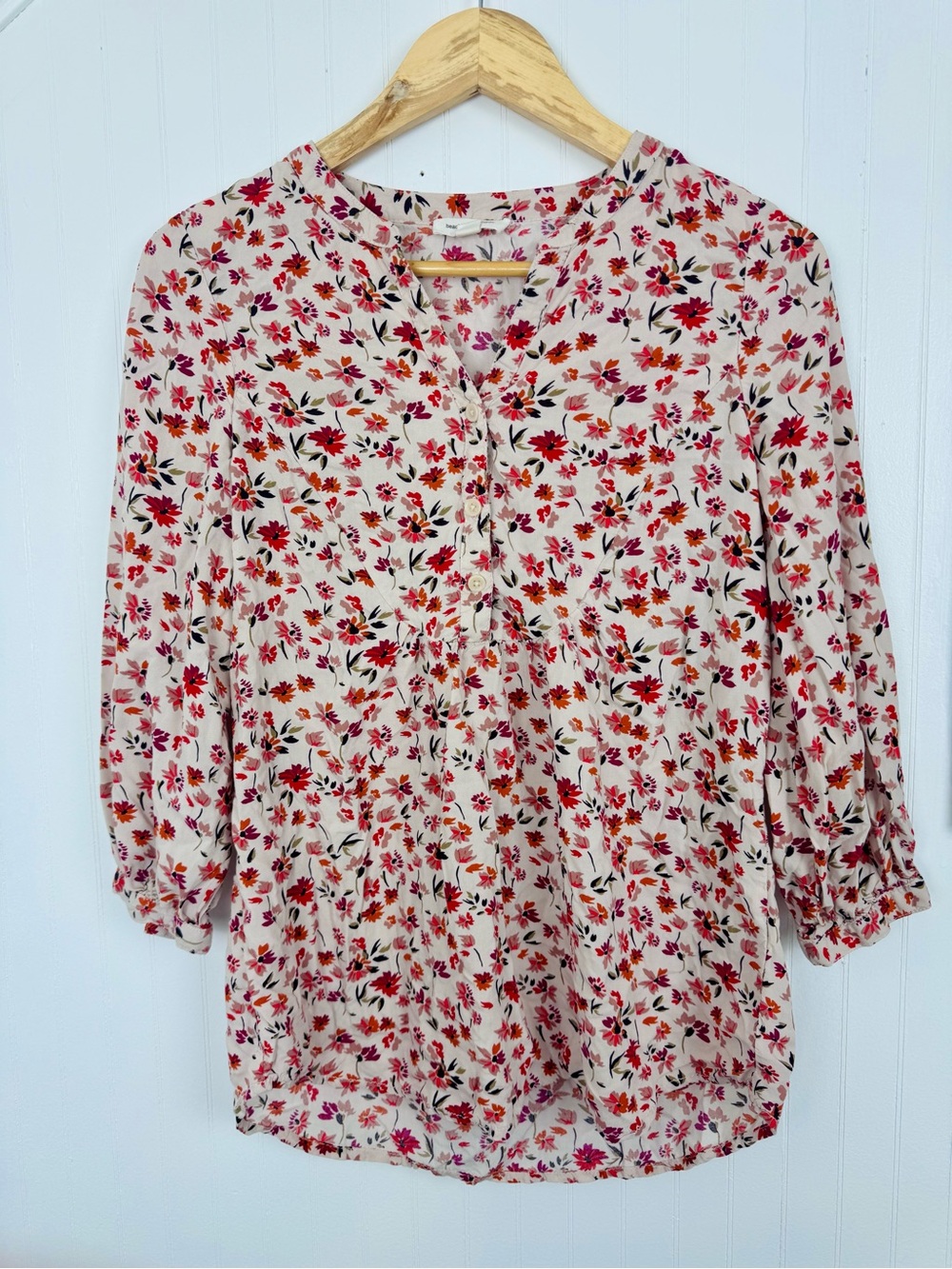 beachlunchlounge Cream Button-Down Blouse with Red & Pink Floral Print
